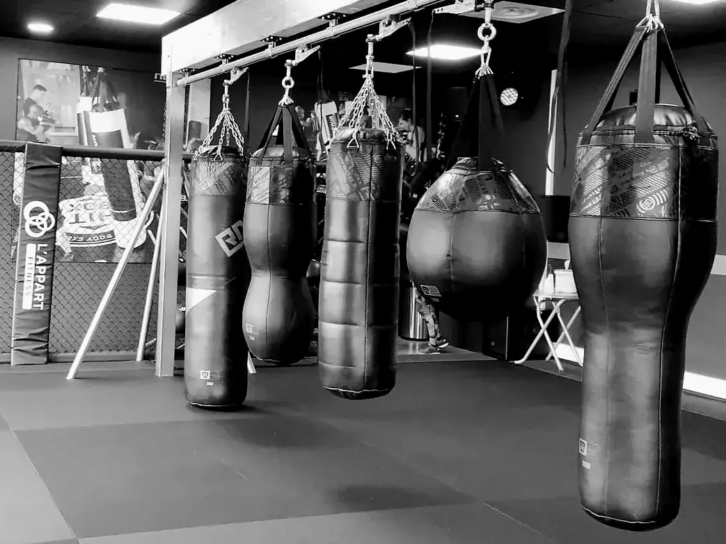 Sac de frappe et gants dans une salle