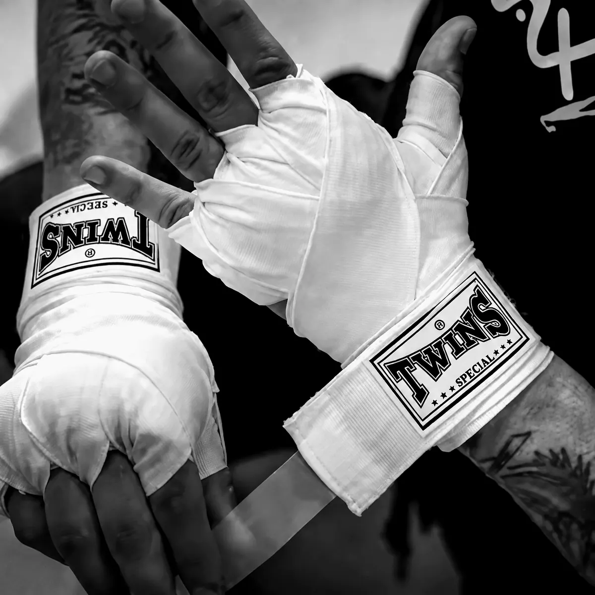 Bandages et poignet tenu